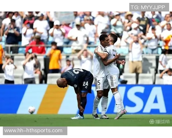 多特高层与球员赛后安慰小贝林厄姆因解围失误致拜仁进球